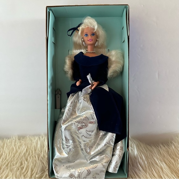 Vintage New in Box Winter Velvet Barbie Doll - Picture 5 of 13